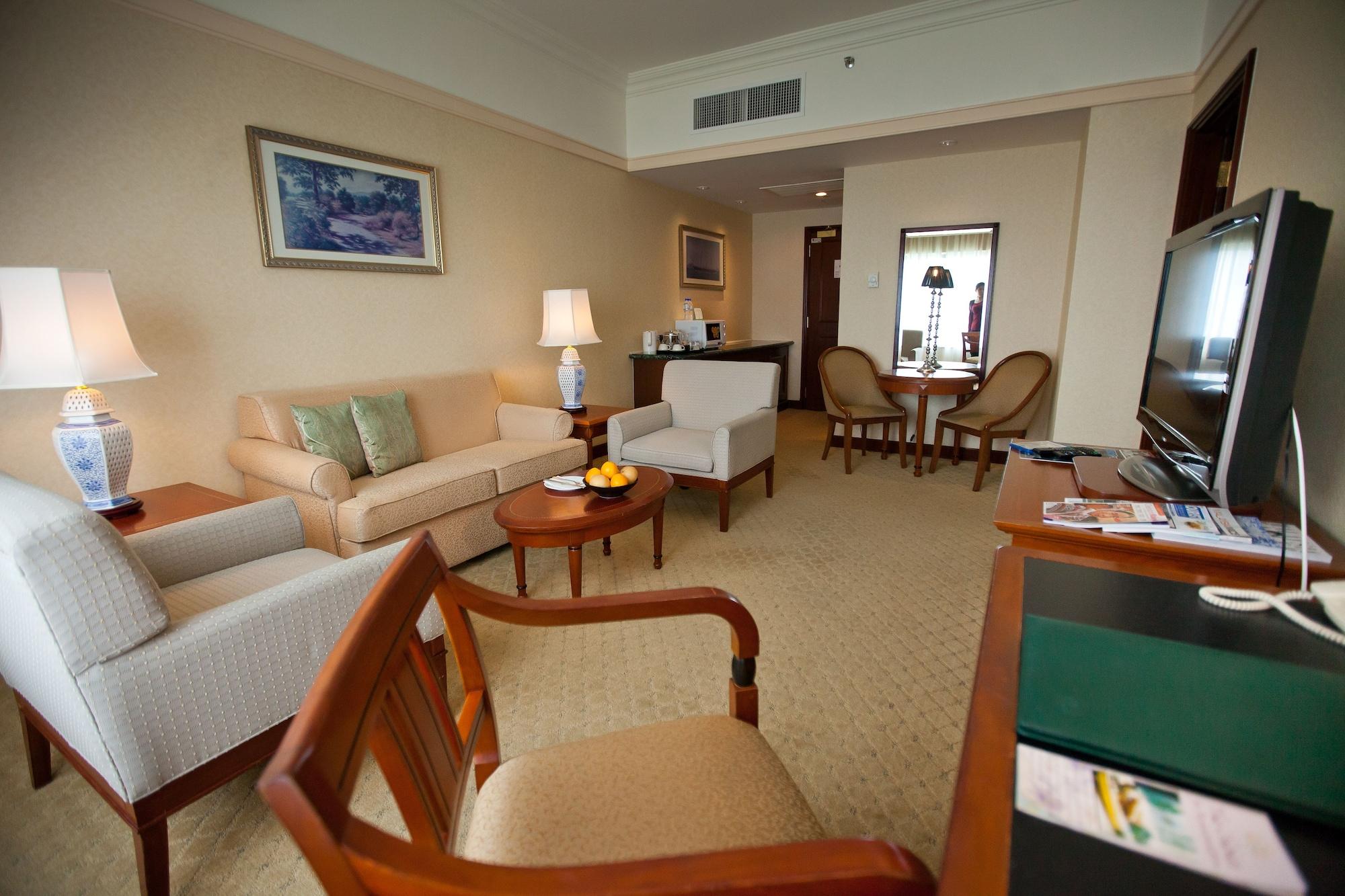 Gurney Bay Hotel, A Parkroyal Partner Hotel George Town Eksteriør billede A suite at the Shangri-La Hotel, Kuala Lumpur
