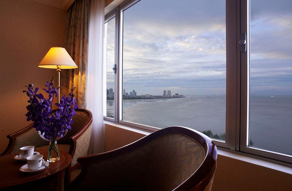 Gurney Bay Hotel, A Parkroyal Partner Hotel George Town Eksteriør billede A view of the Bay of Bengal from a room at the Taj Bengal