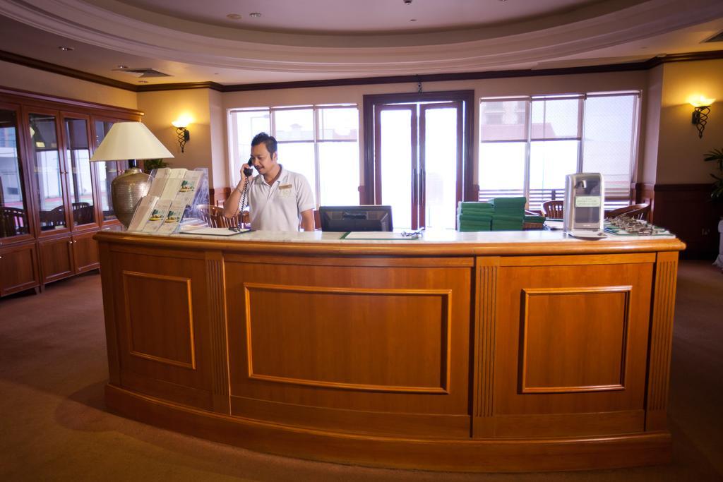 Gurney Bay Hotel, A Parkroyal Partner Hotel George Town Eksteriør billede A hotel receptionist at work
